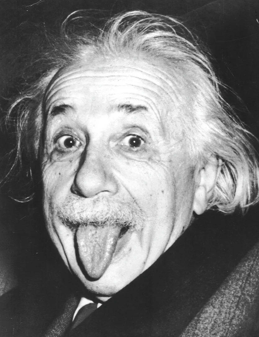 Zdjęcie Alberta Einsteina wykonał Artur Sasse w 1951 roku, kiedy naukowiec opuszczał przyjęcie z okazji swoich 72. urodzin.
