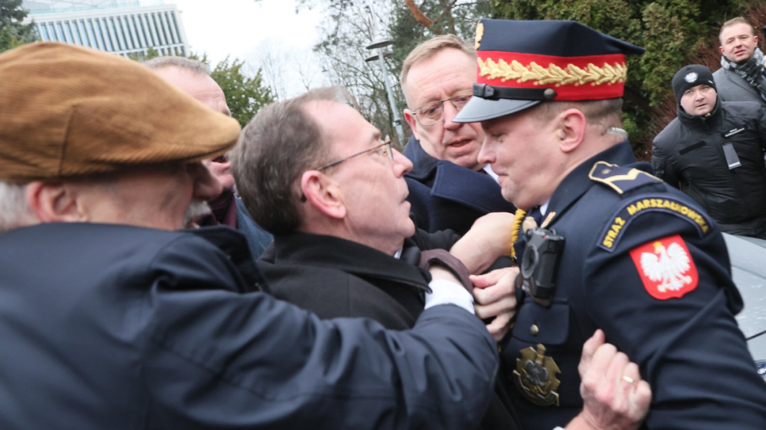 Takiej przepychanki przed Sejmem z udziałem polityków PiS Polacy jeszcze nie widzieli.