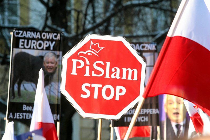 Polacy pogodzili się z życiem w państwie PiS, ale tylko do czasu. Koniec PiS-neylandu już się rozpoczął