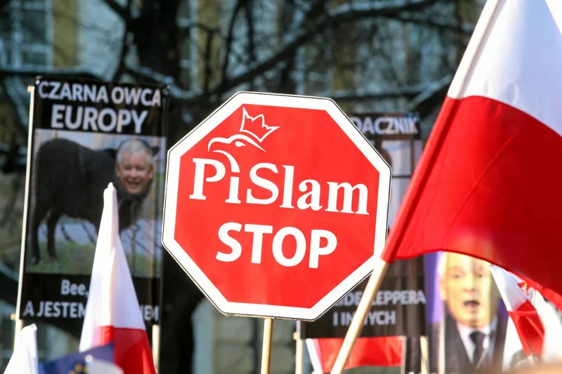 Polacy pogodzili się z życiem w państwie PiS, ale tylko do czasu. Koniec PiS-neylandu już się rozpoczął