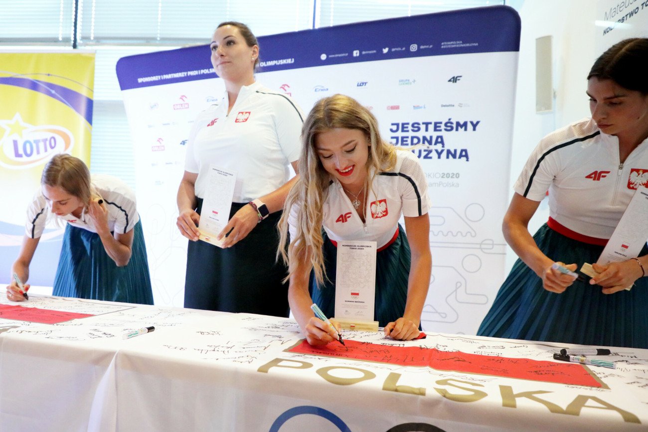 Dominika Baćmaga (w środku) podczas ślubowania polskiej reprezentacji przez igrzyskami w Tokio
