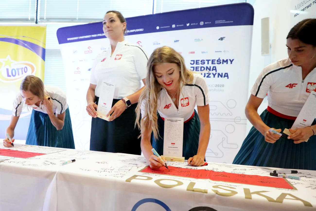 Dominika Baćmaga (w środku) podczas ślubowania polskiej reprezentacji przez igrzyskami w Tokio