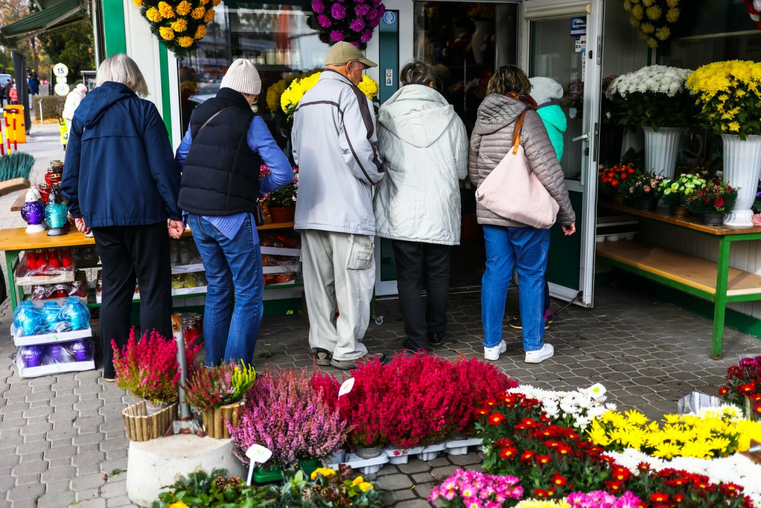 Policja ostrzega przed obostrzeniami na Wszystkich Świętych.