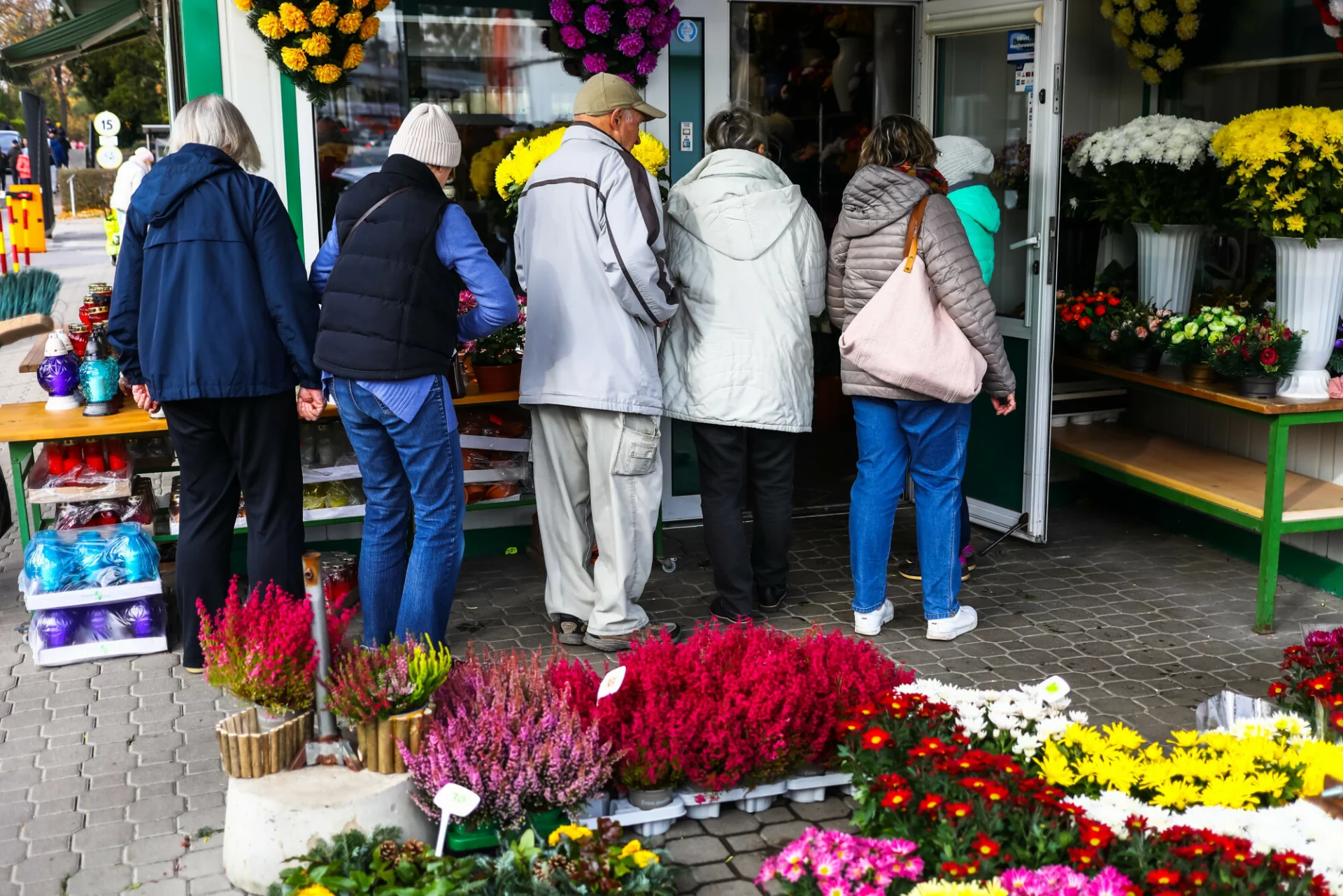 Policja ostrzega przed obostrzeniami na Wszystkich Świętych.