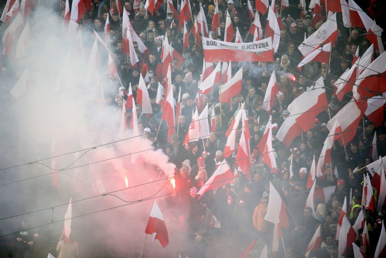 Kontrowersje wzbudziło zdjęcie, na którym widać, jak jeden z uczestników Marszu Niepodległości oddaje mocz na warszawskim dworcu, trzymając w drugiej ręce polską flagę.