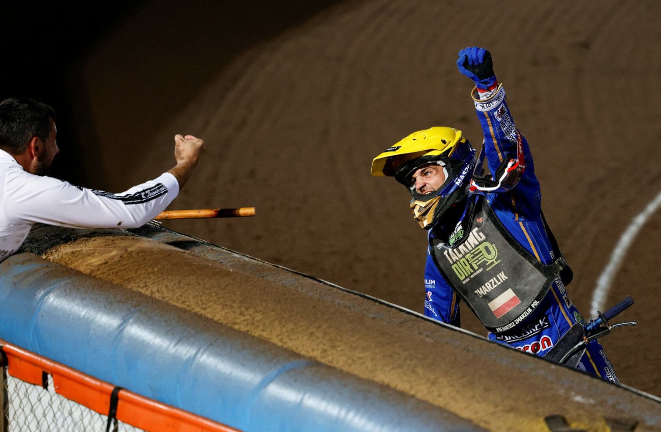 Bartosz Zmarzlik triumfujący podczas Grand Prix w szwedzkiej Malilli