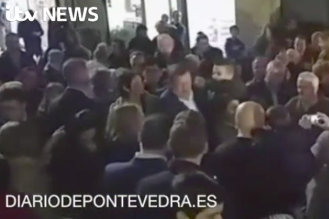 Tak się kończą selfie z wyborcami. Premier Hiszpanii dostał z pięści w twarz od 17-latka.