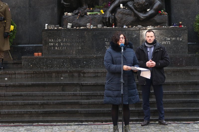 Ambasador Izraela w Polsce Anna Azari podczas obchodów Miedzynarodowego Dnia Pamięci o Ofiarach Holocaustu przed Pomnikiem Bohaterow Getta