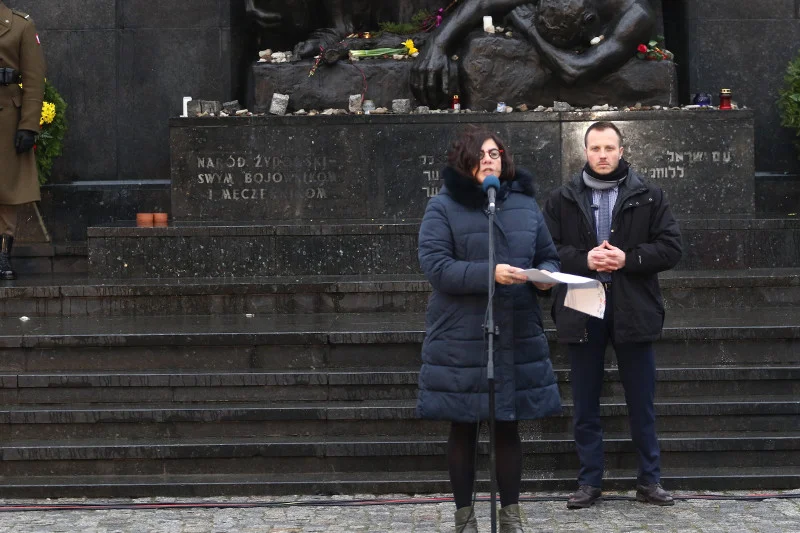Ambasador Izraela w Polsce Anna Azari podczas obchodów Miedzynarodowego Dnia Pamięci o Ofiarach Holocaustu przed Pomnikiem Bohaterow Getta