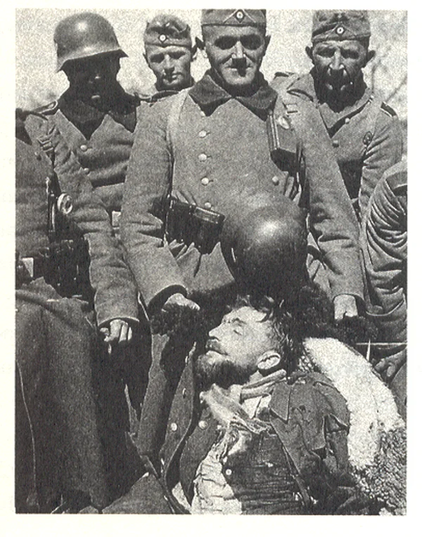 Niemcy z ciałem mjr. "Hubala".