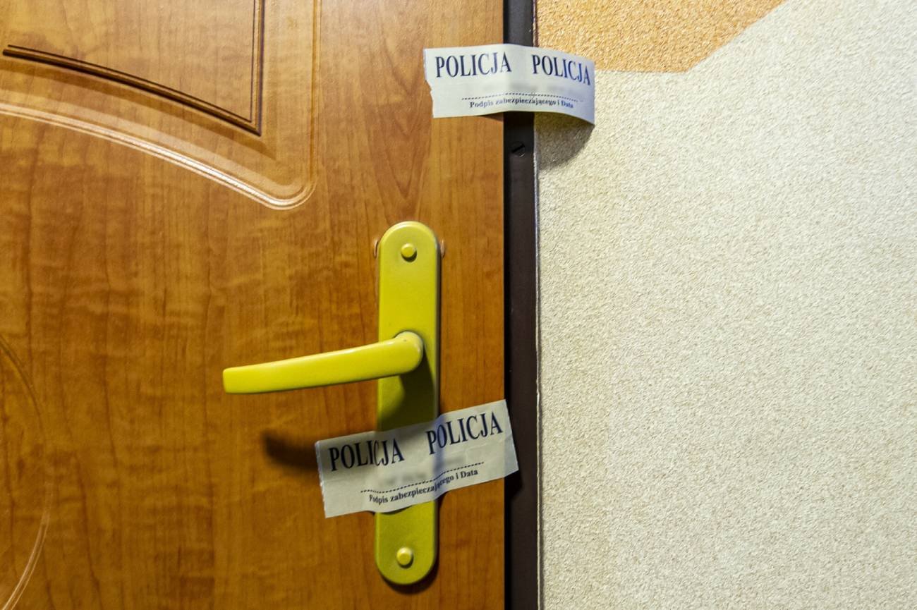 Ciało bez głowy i pies w jednym mieszkaniu. Makabra w Lusowie