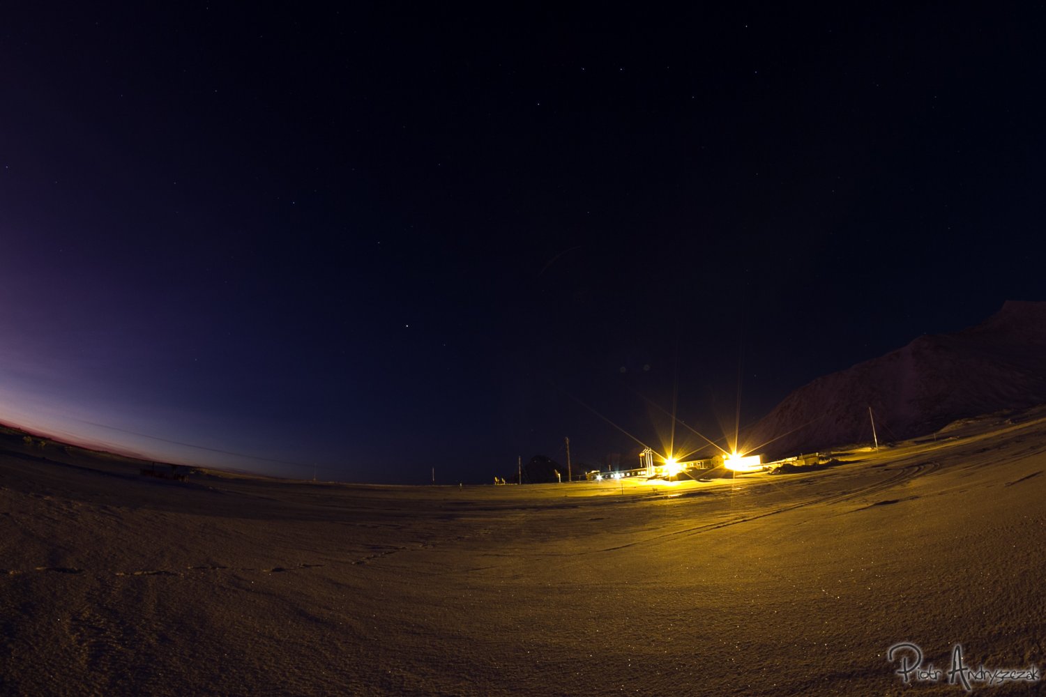 Widok na Stację od strony fiordu. Szkoda, że taka pogoda nie utrzymała się do Nowego Roku...