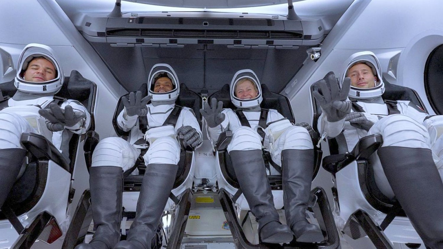 Taką ma pensję astronauta Sławosz Uznański-Wiśniewski. Kwota może cię zaskoczyć Oto ile zarabiają astronauci