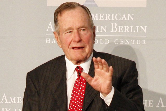 [url=http://shutr.bz/1dzSEeO]Rzecznik George'a Busha seniora [/url]omyłkowo przekazał rodzinie oraz rodakom Nelsona Mandeli kondolencje. Za swój "bardzo głupi błąd" już przeprosił. Na zdjęciu: George Bush senior