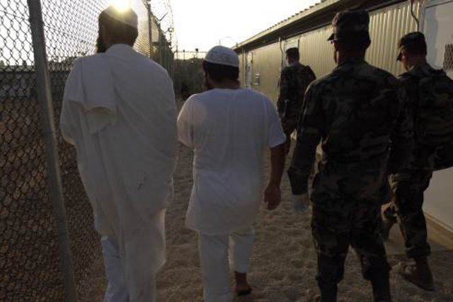 Przetrzymywani i żołnierze w amerykańskiej bazie Guantanamo. W zeszłym roku USA uwolniło 28 osób, niedługo wypuszczeni zostaną kolejni ludzie