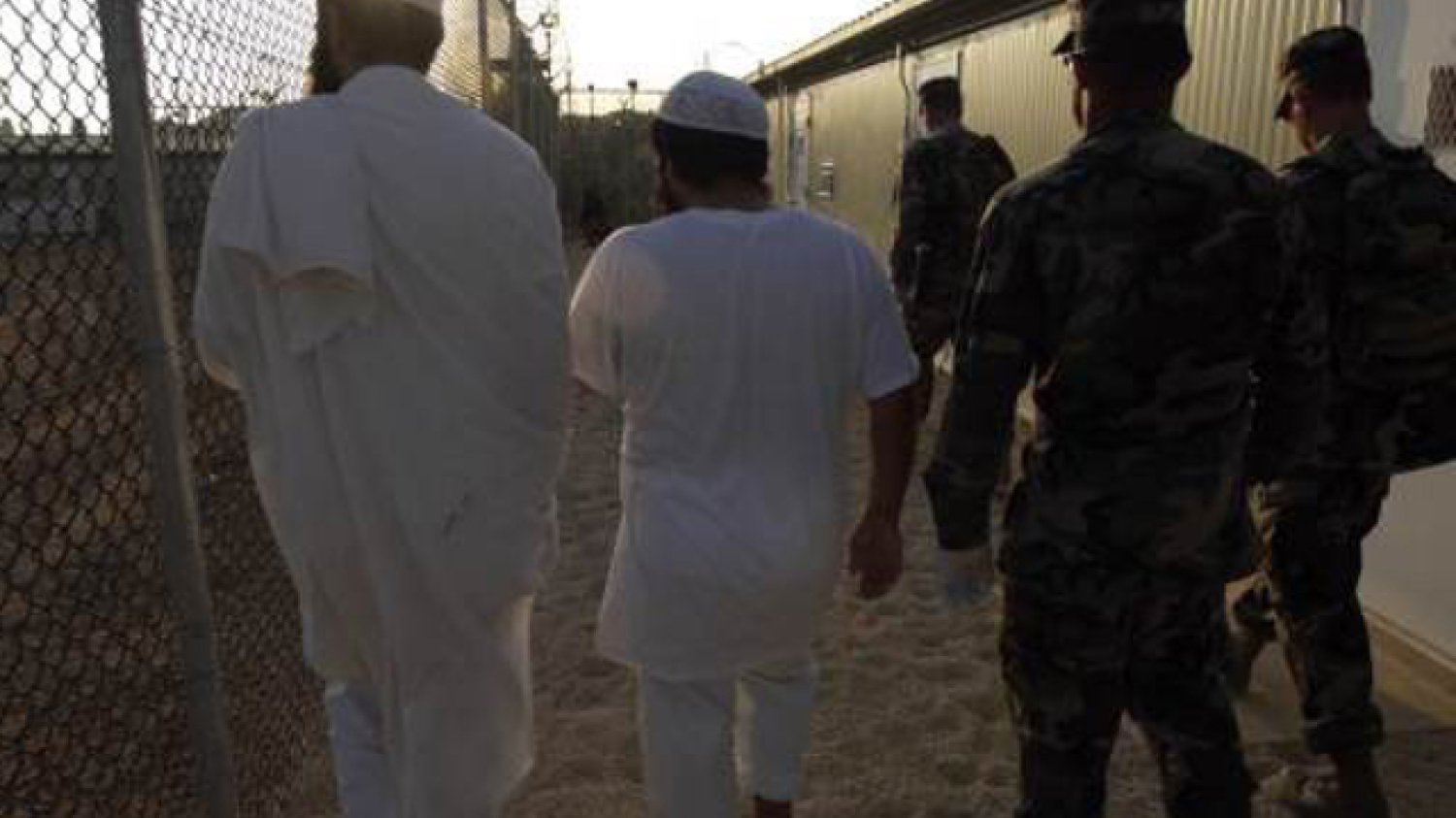 Przetrzymywani i żołnierze w amerykańskiej bazie Guantanamo. W zeszłym roku USA uwolniło 28 osób, niedługo wypuszczeni zostaną kolejni ludzie