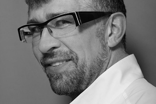 Doktor Robert Chmielewski - Chirurg, specjalista medycyny estetycznej, członek sekcji medycyny estetycznej Polskiego Towarzystwa Lekarskiego.