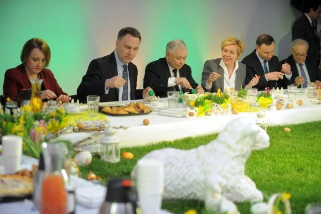 Pisanki w służbie kampanii. PiS zaczął świętowanie już teraz.