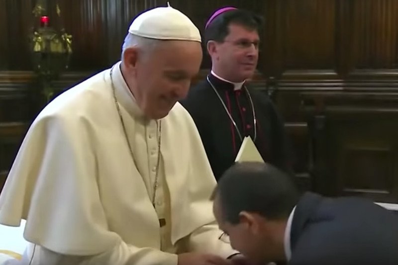 Papież Franciszek nie dał się pocałować w pierścień. Watykan wyjaśnia, skąd takie zachowanie.
