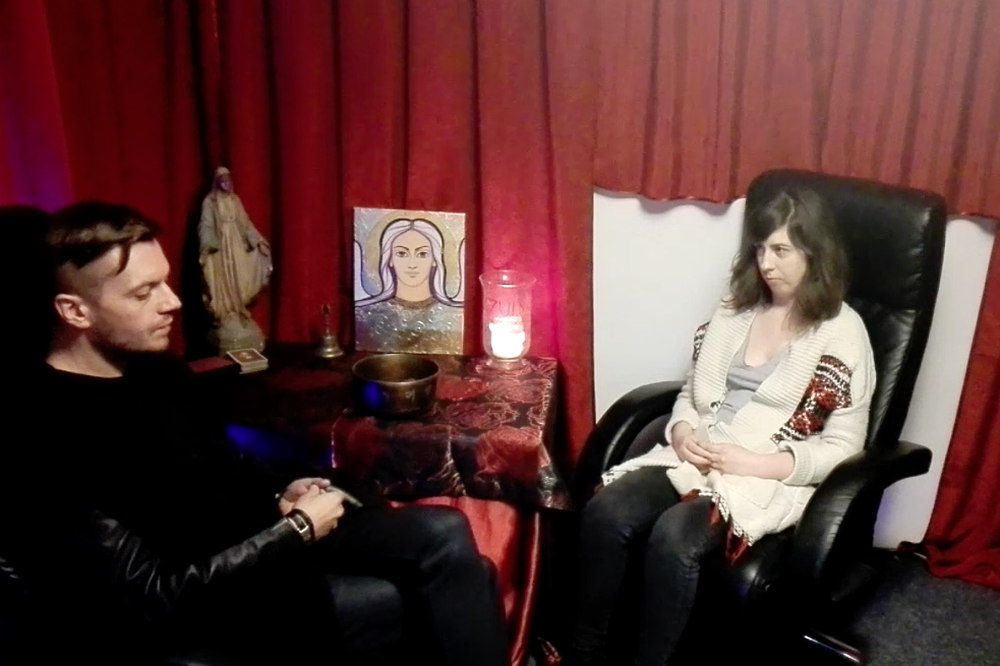 Karolina postanowiła na własnej skórze doświadczyć umiejętności znanego jasnowidza Piotra Newi. "Przyznaję, że przyszłam z ciekawości".