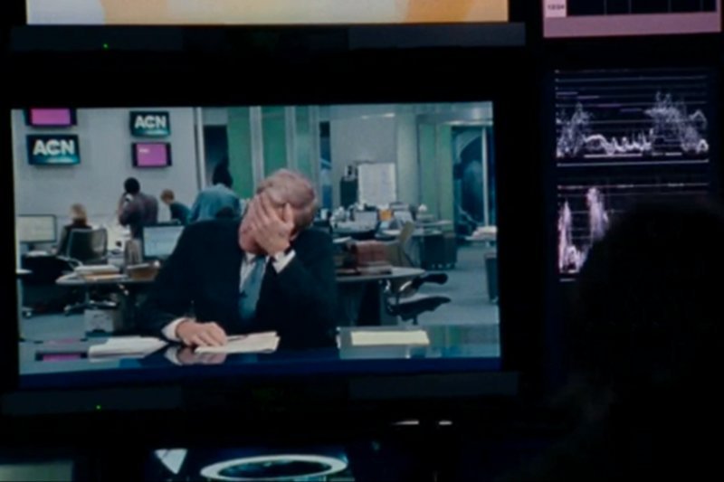 Kadr z serialu "The Newsroom" – Jack Daniels jako prowadzący programu newsowego