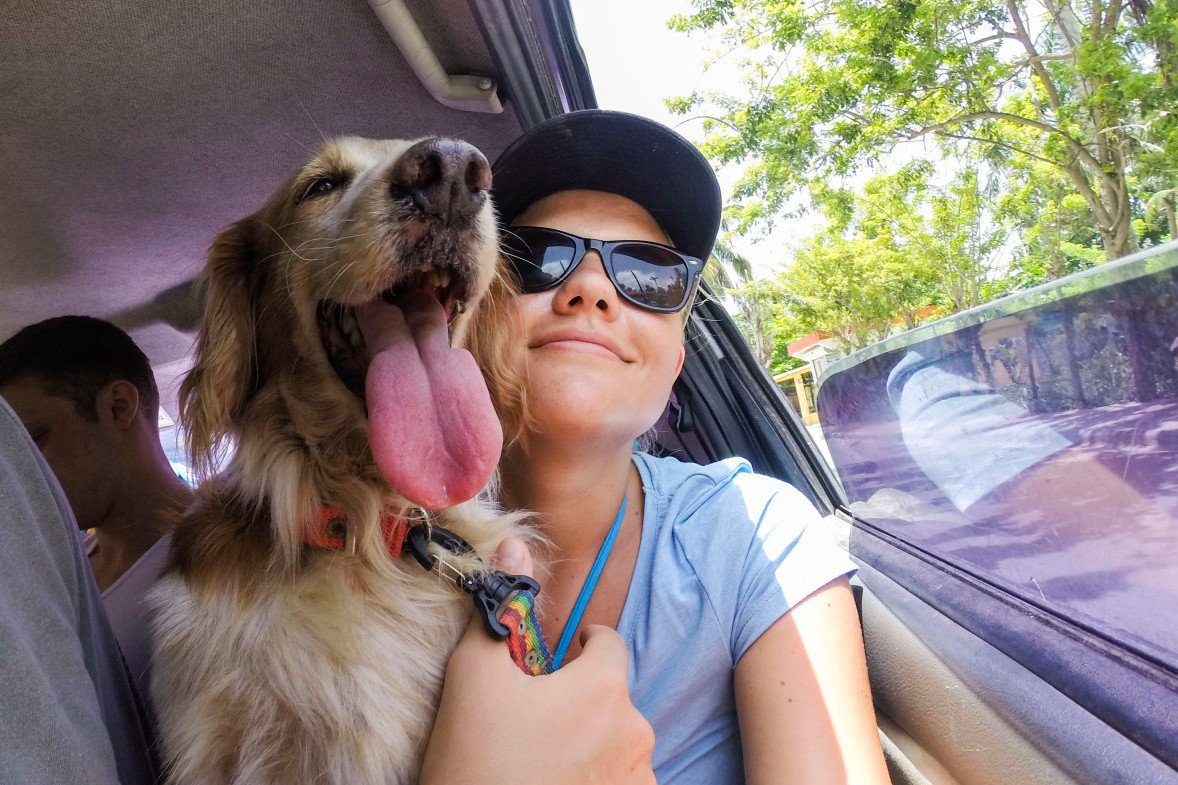 Podróżniczka z nowym przyjacielem podczas pobytu na Dominikanie.