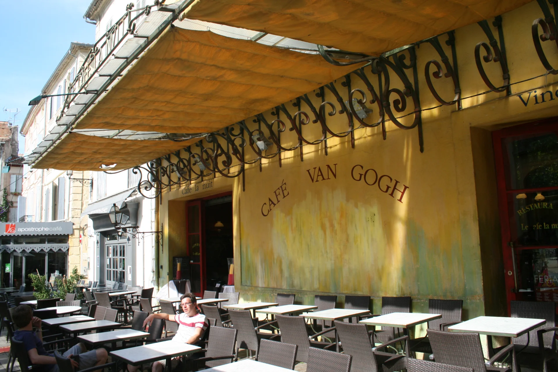 Arles, Place du Forum. W tej kawiarni Van Gogh bywał regularnie i uwiecznił ją na swoim płótnie. Dziś nosi jego imię.