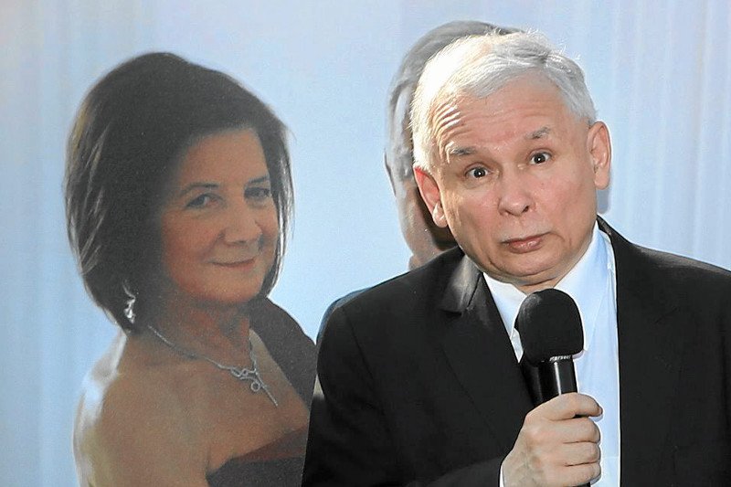 Jarosław Kaczyński podczas uroczystości otwarcia wystawy "Lech Kaczynski w służbie Najjaśniejszej Rzeczpospolitej" na Rynku Głównym w Krakowie w rocznicę pogrzebu Pary Prezydenckiej na Wawelu.