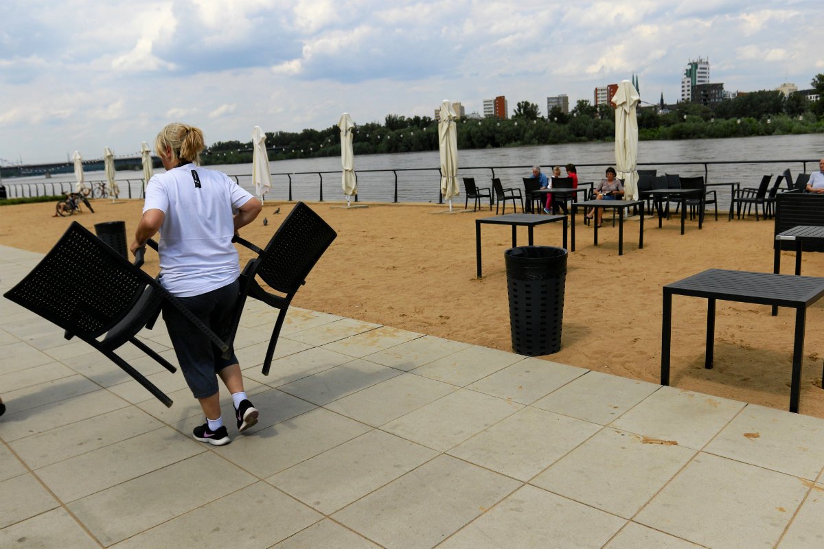 Fala wezbraniowa na Wiśle. Do jej kulminacji ma dojść we wtorek. Trwa ewakuacja lokali na bulwarach wiślanych.