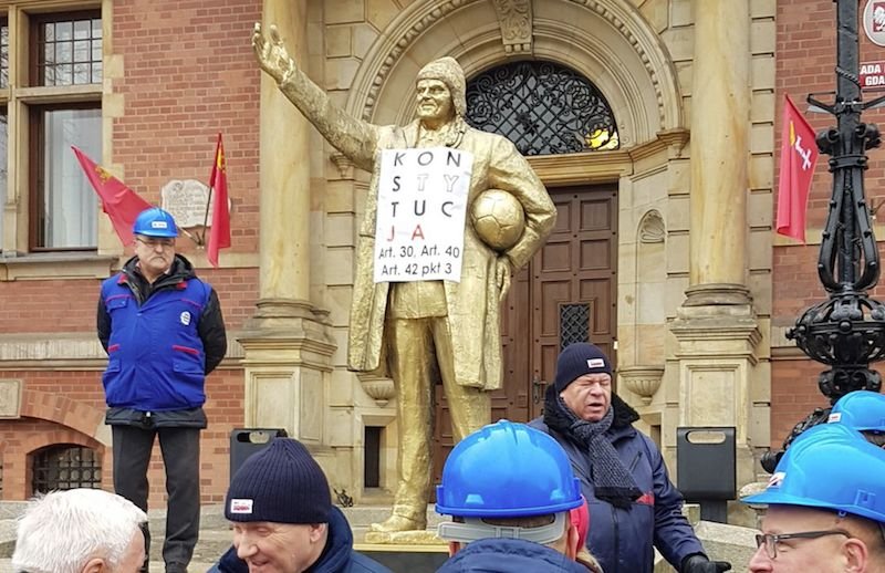 "Solidarność" przyszła przed Urząd Miasta w Gdańsku bronić pomnika ks. Henryka Jankowskiego. Przynieśli własny monument.