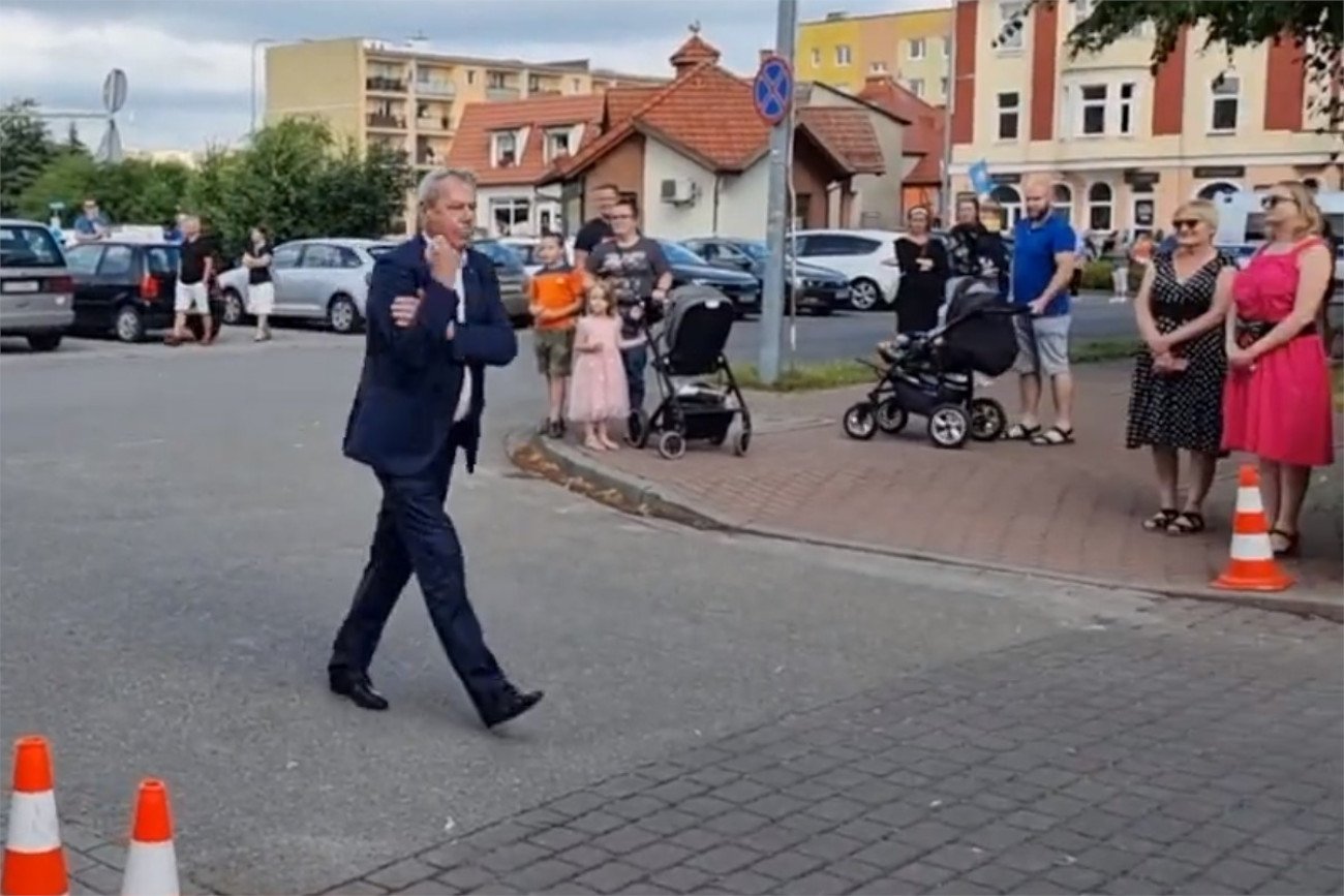 Burmistrz Łeby Andrzej Strzechmiński pokazał protestującym gest Kozakiewicza