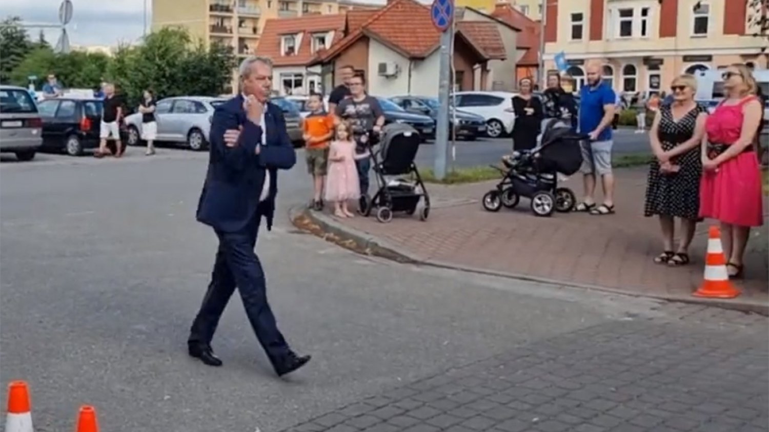 Burmistrz Łeby Andrzej Strzechmiński pokazał protestującym gest Kozakiewicza