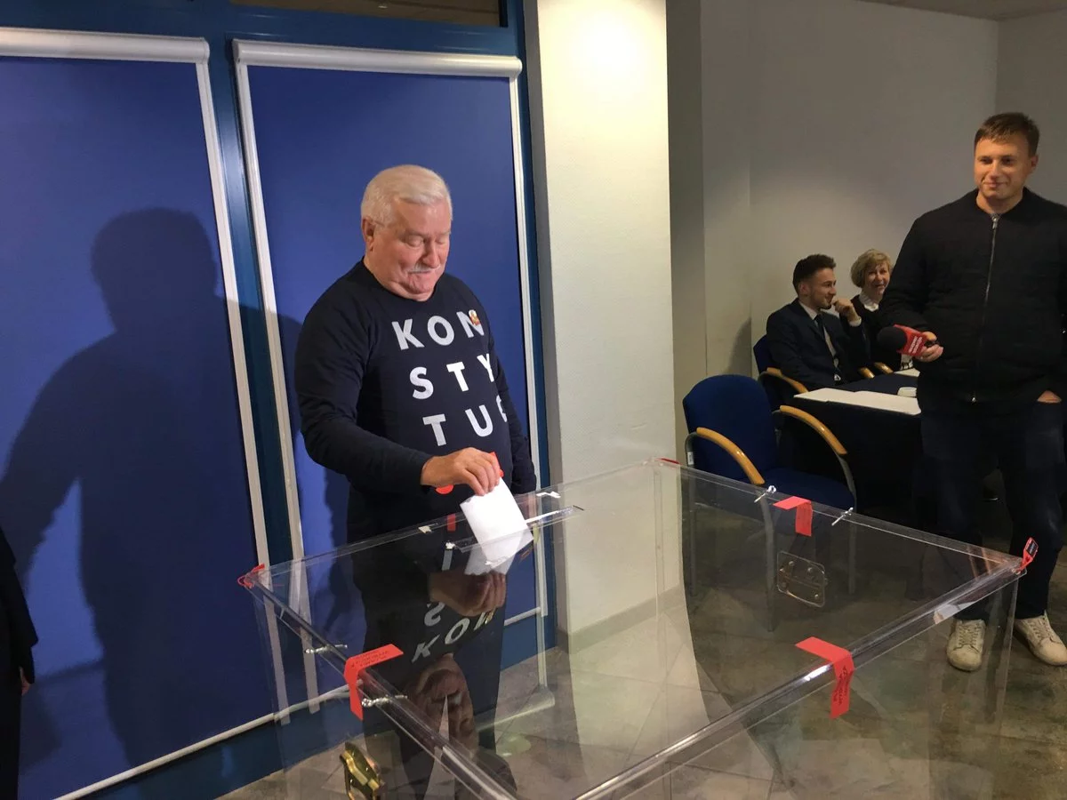 Lech Wałęsa oddaje głos w II turze wyborów samorządowych.