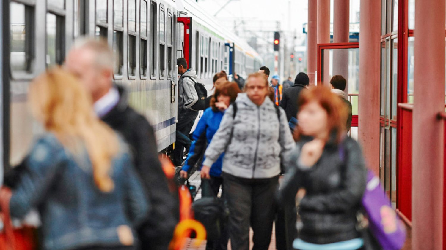 Z czym można się spotkać w składzie TLK Wydmy? Na przykład z makabrycznie brudną kanapą w przedziale.