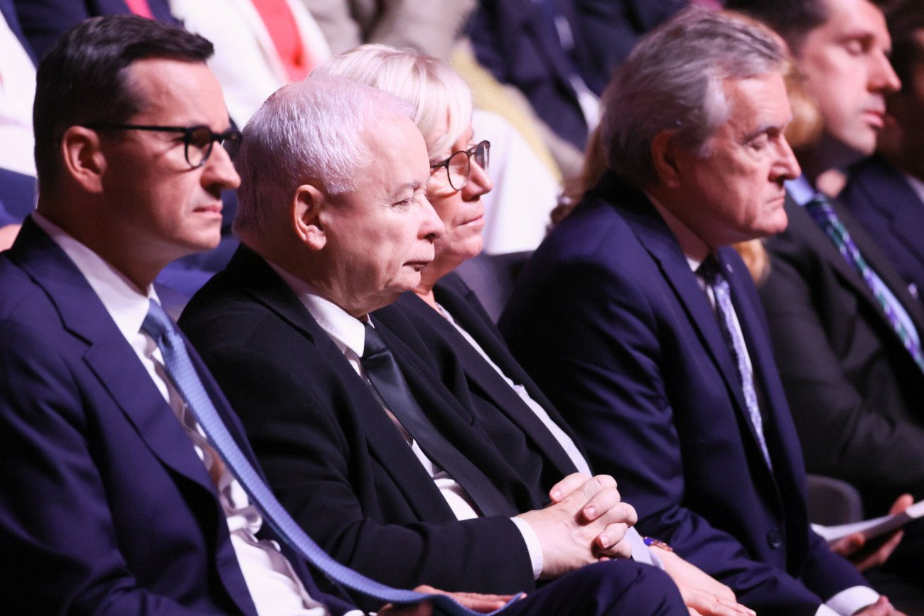 PiS bez większości, opozycja z szansą na stworzenie rządu. Najnowszy sondaż