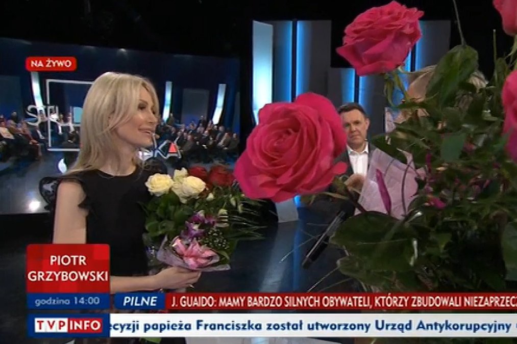Goście programu "Studio Polska" w TVP Info nagrodzili Magdalenę Ogórek kwiatami i oklaskami.