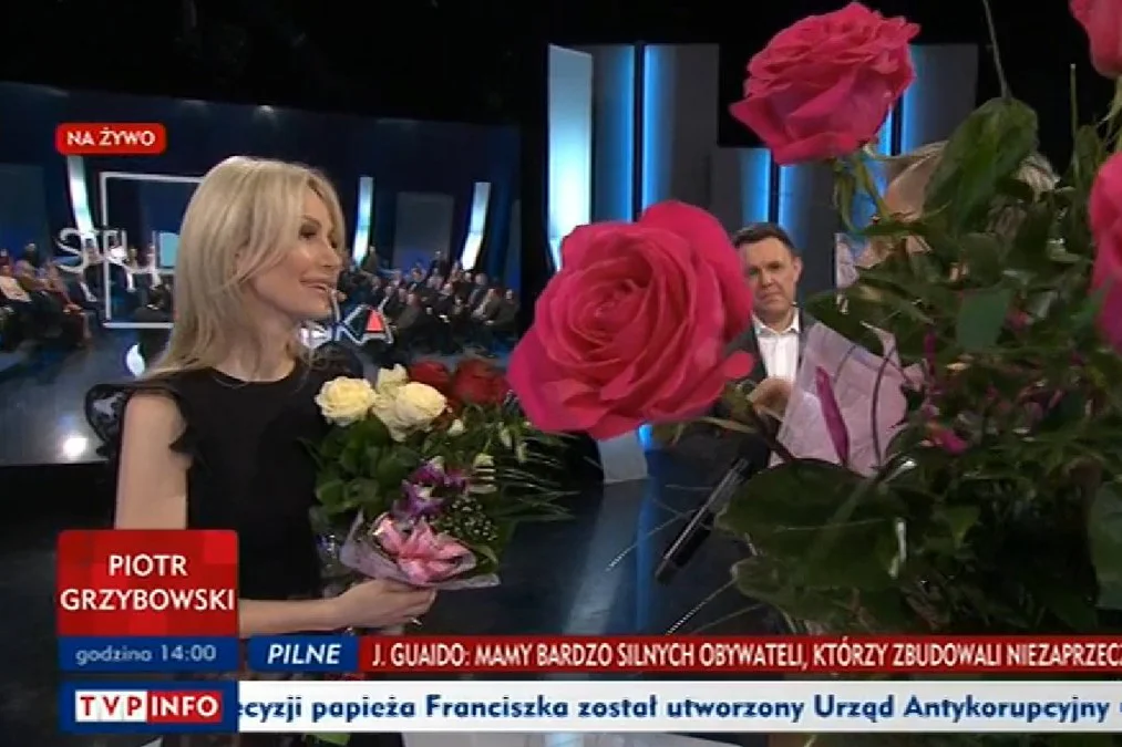 Goście programu "Studio Polska" w TVP Info nagrodzili Magdalenę Ogórek kwiatami i oklaskami.