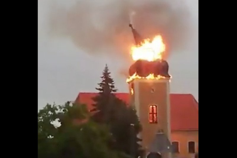 Frednowy k. Iławy: pożar wieży kościoła po uderzeniu pioruna.