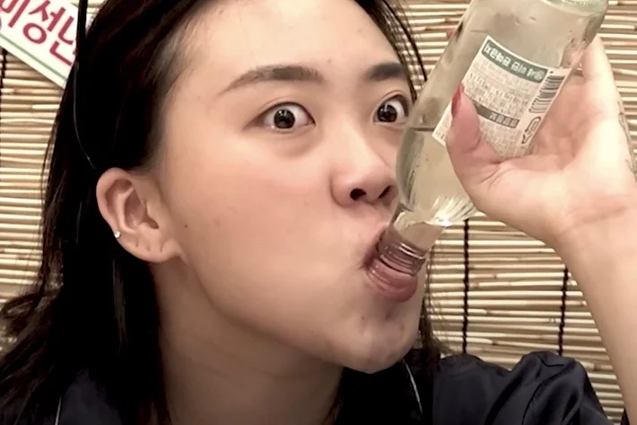 Nowa moda wśród południowokoreańskich youtuberów.