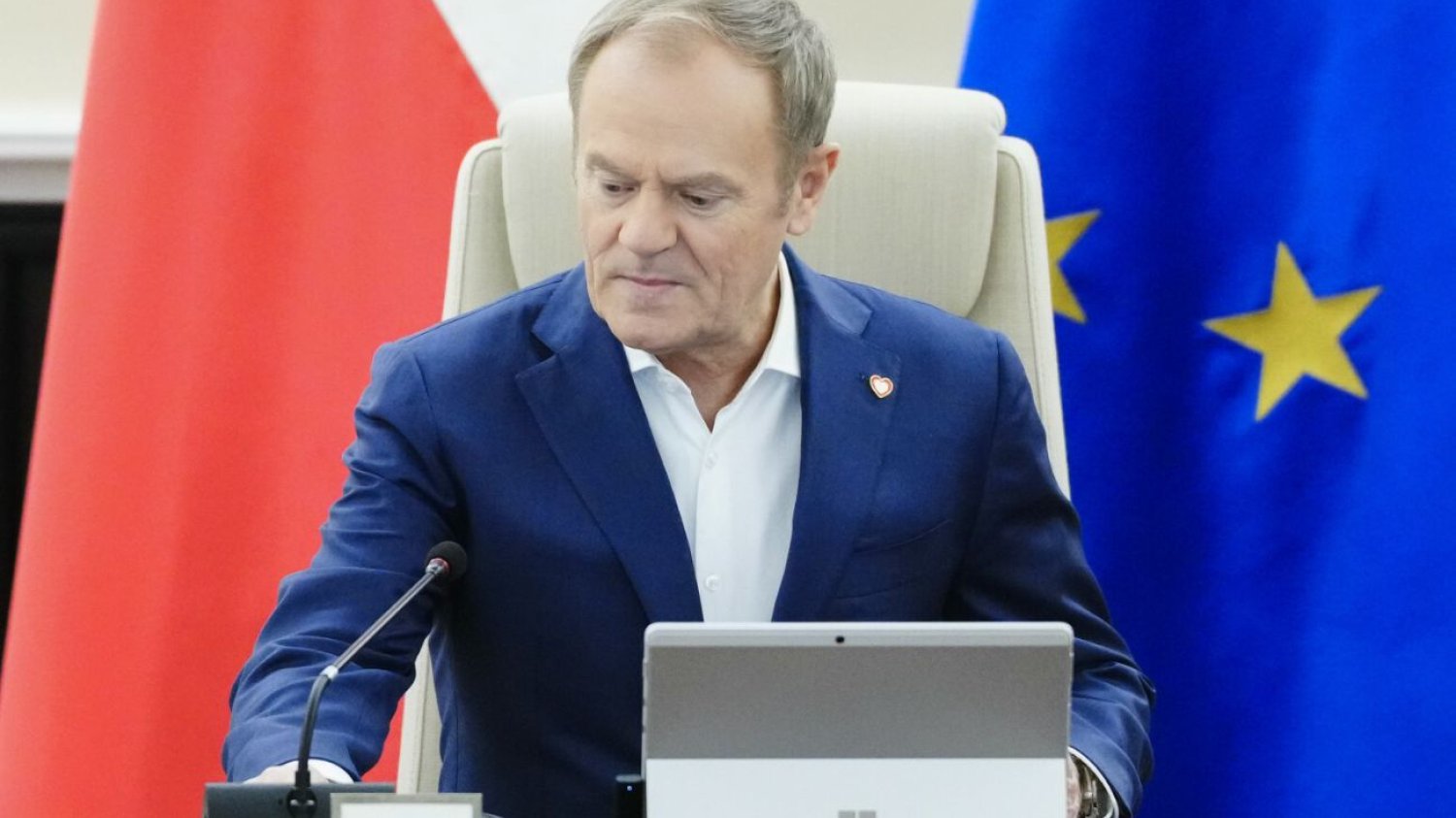 Tusk ma powody do zmartwień. Spada liczba zwolenników jego rządu. Nowy sondaż CBOS nie ucieszy Donalda Tuska. Jego rząd traci poparcie.
