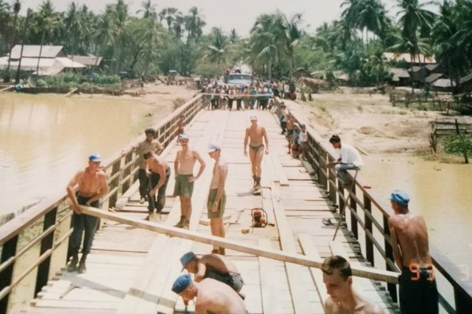 Budowa mostu na dopływie Mekongu przez polskich saperów.