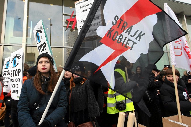 Warszawski Strajk Kobiet nie dostał zgody na 24-godzinną pikietę na Krakowskim Przedmieściu. Według prawa pierwszeństwo ma miesięcznica smoleńska.