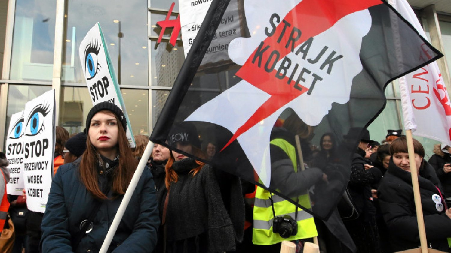 Warszawski Strajk Kobiet nie dostał zgody na 24-godzinną pikietę na Krakowskim Przedmieściu. Według prawa pierwszeństwo ma miesięcznica smoleńska.