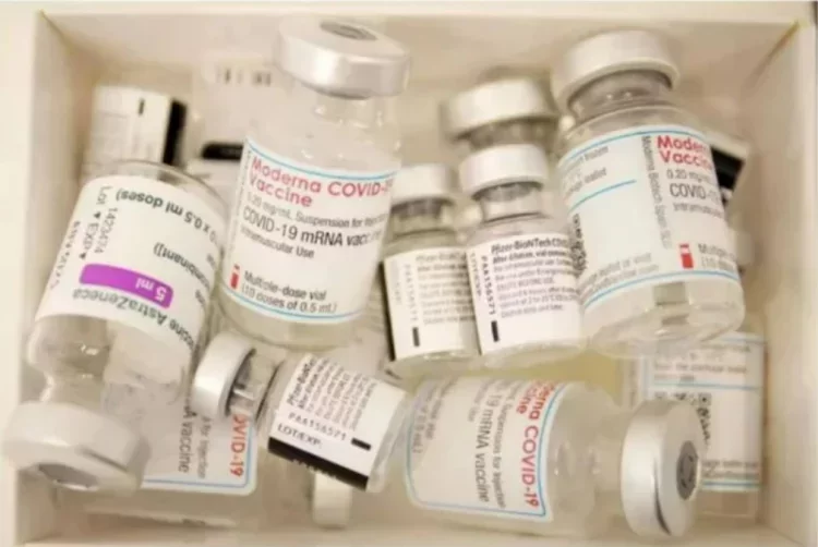 Urząd Produktów Leczniczych, Wyrobów Medycznych i Produktów Biobójczych umieścił na swojej stronie rekomendację Komitetu ds. Oceny Ryzyka odnośnie niepożądanych skutków po zaszczepieniu się preparatami firmy Pfizer i Moderna.