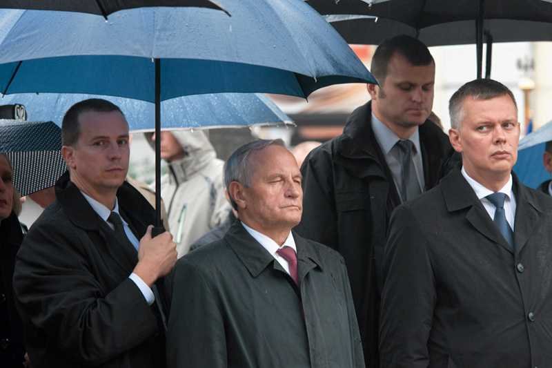 Minister Obrony Narodowej i prezydent wspierają Klub Generałów, w którym jest wielu członków władz PRL-u.