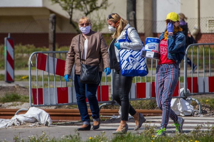 Polacy pytają o termin trzeciego etapu znoszenia ograniczeń.