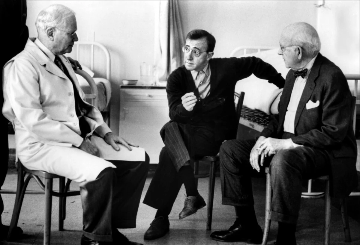 Bohater filmu „Zelig”, grany przez Woody’ego Allena, to mężczyzna, który perfekcyjnie potrafi wtopić się w każde środowisko, do którego trafia. Kiedy jego przypadek ma zostać zbadany przez psychiatrów…staje się jednym z nich.