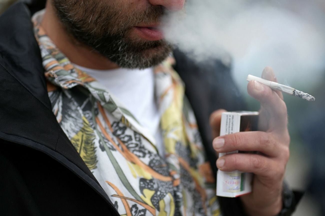 Europosłowie chcą zakazu palenia papierosów na zewnątrz