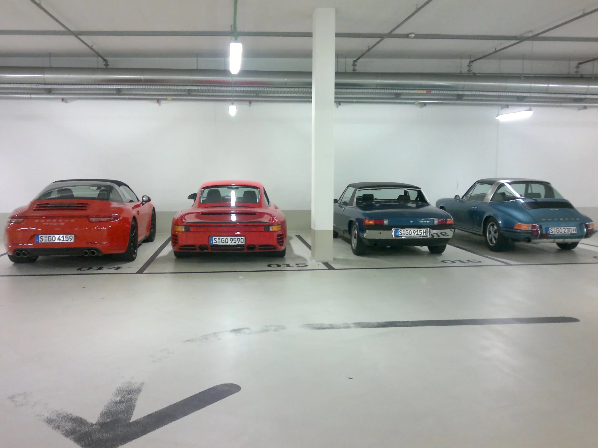 Na parkingu podziemnym Muzeum Porsche widać dokładnie prawdziwe rozmiary 959 w odniesieniu do innych samochodów.