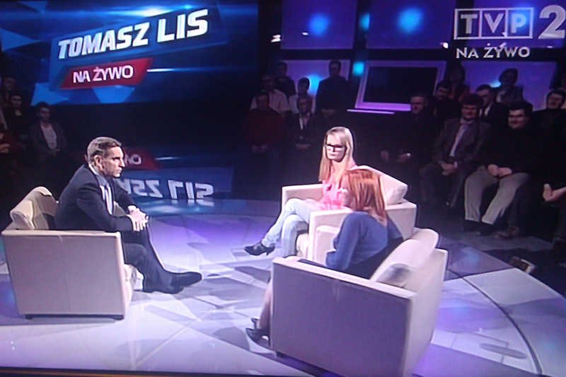 Nastoletnie matki opowiadały w "Tomasz Lis na żywo" o problemach wczesnego macierzyństwa.